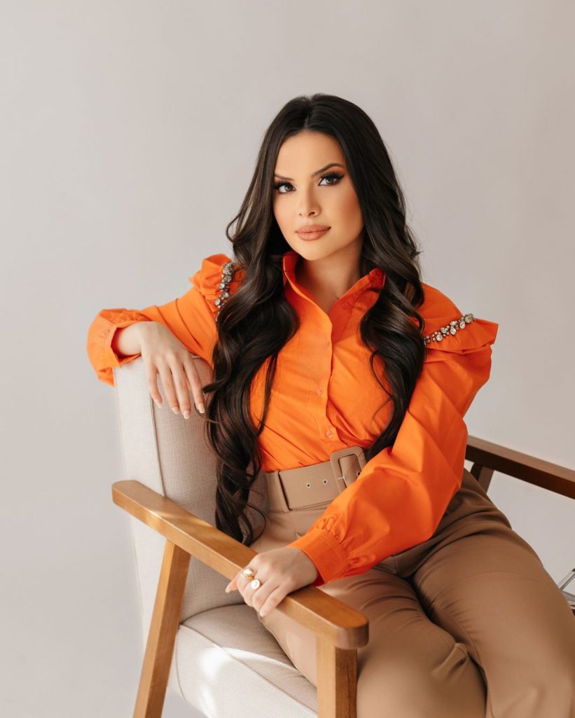 Dra. Lara Alvares Seneda Dra. Lara Alvares Seneda